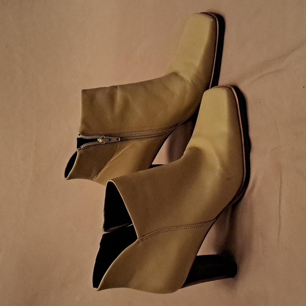 Amanda Smith booties, 8 1/2, cream